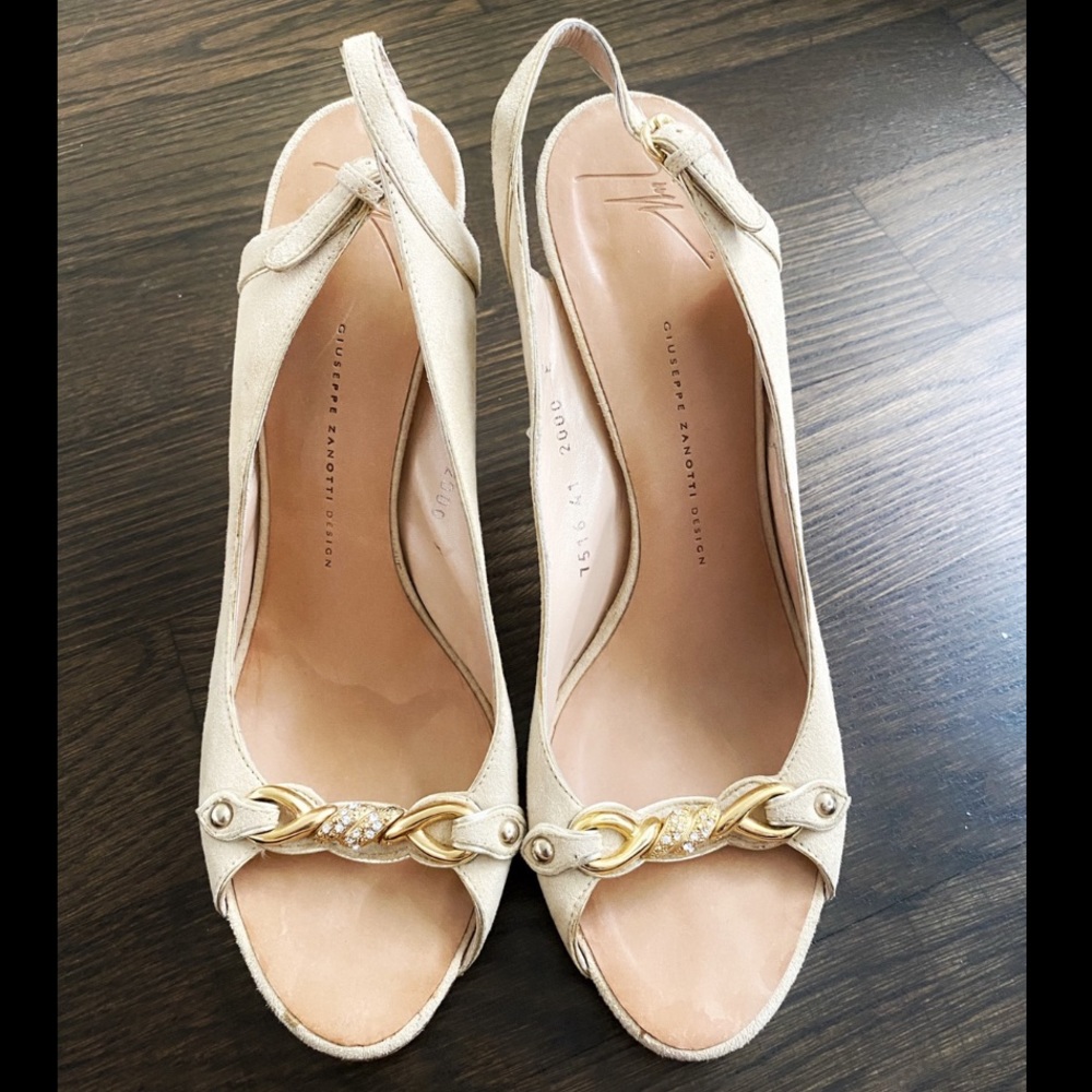 Giuseppe Zanotti Suede Round-Toe Sandals